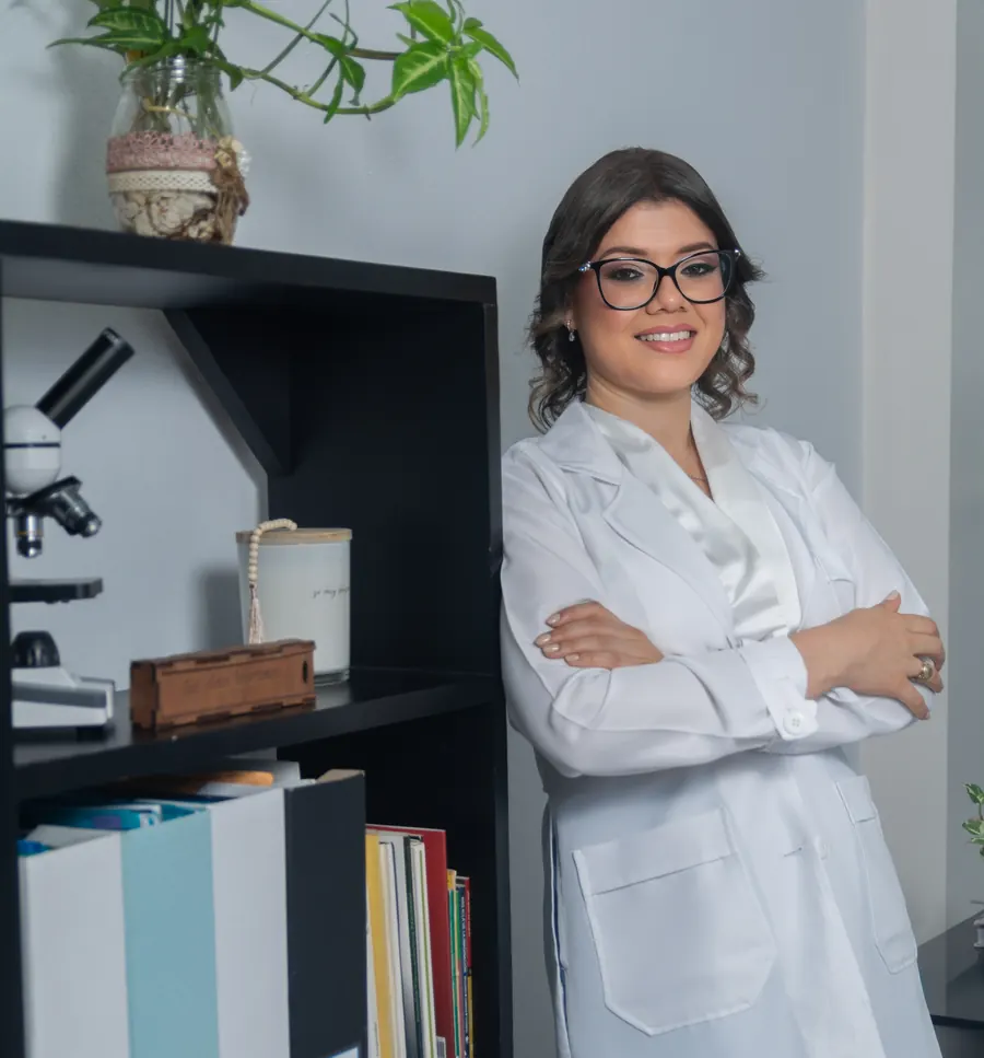 Lic. Ana Martínez con bata de laboratorio